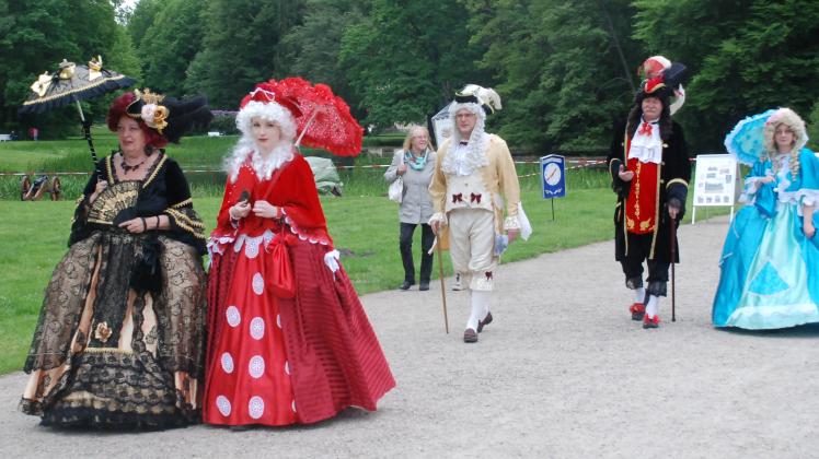 Damen und Herren in barocken Gewändern werden auch dieses Mal wieder beim Barockfest zu sehen sein. 