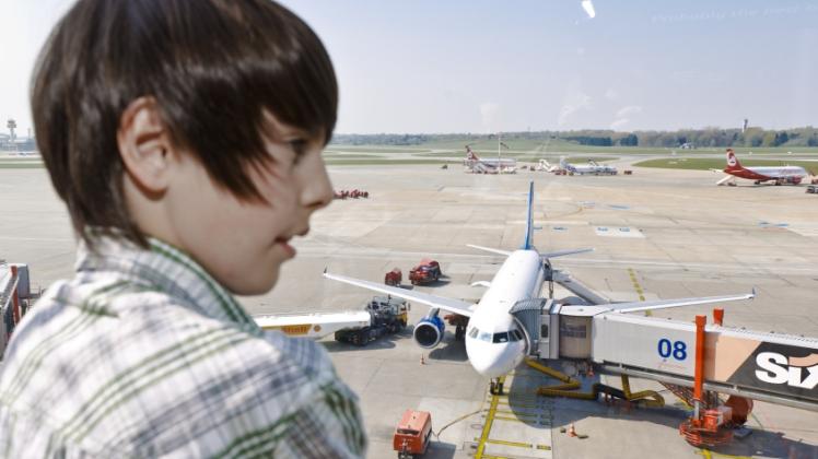 Auch Minderjährige dürfen ohne Begleitung fliegen – allerdings in der Regel nur, wenn sie mindestens 12 Jahre alt sind.  