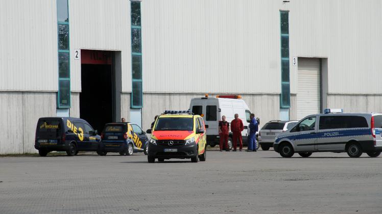 Tödlicher Arbeitsunfall in Rostock-Hinrichsdorf: Mitarbeiter von Umzugsunternehmen stürzt mehrere Meter in die Tiefe und stirbt