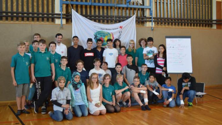 Beim Erste-Hilfe-Projekt der AG Junge Sanitäter mit den syrischen Flüchtlingen in der Grabower Turnhalle. 
