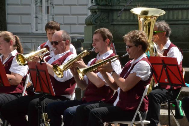 Das Blasorchester der Freiwilligen Feuerwehr Güstrow sorgte am Sonntagnachmittag für musikalische Unterhaltung. 