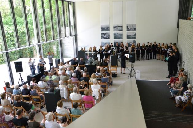 Gut besucht war die Eröffnung der diesjährigen Hauptausstellung in der Ernst-Barlach-Stiftung.