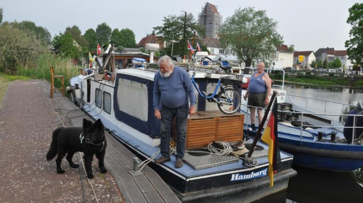 Rudolf Wenck (l.) und Gerd Wegner aus Hamburg legen mit ihren Booten im Parchimer Hafen an.  