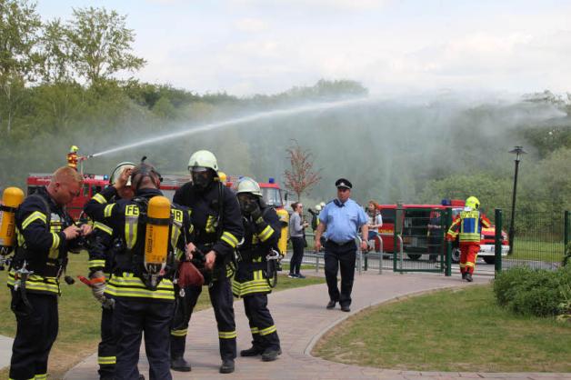 Fast 70 Kameraden und zehn Fahrzeuge kamen bei der Großübung an der Kita am Burgsee zum Einsatz. Fast 70 Kameraden und zehn Fahrzeuge kamen bei der Großübung an der Kita am Burgsee zum Einsatz.