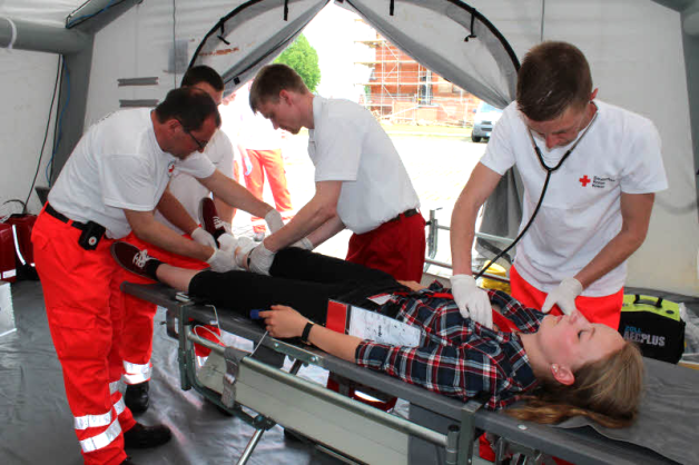 Im Versorgungszelt werden die Wunden dann versorgt und der Patient anschließend, wenn nötig, ins Krankenhaus transportiert.  Fotos: Worch (2) 