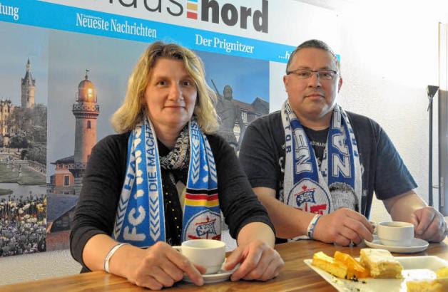 Die Rundumverpflegung hinter den Kulissen haben Christine Schröder aus Güstrow und Jörg Prybelek aus Gallin genossen. Am wichtigsten blieb aber doch das Geschehen auf dem Rasen. Die Rundumverpflegung hinter den Kulissen haben Christine Schröder aus Güstrow und Jörg Prybelek aus Gallin genossen. Am wichtigsten blieb aber doch das Geschehen auf dem Rasen.