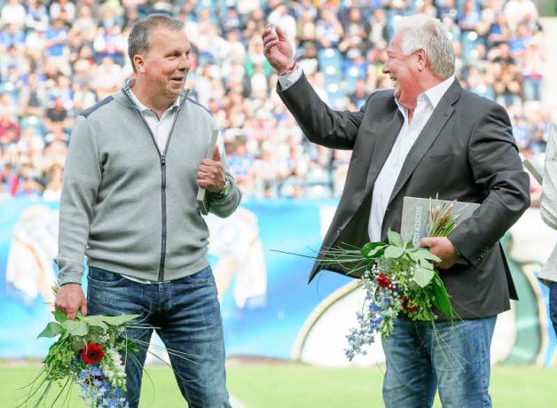 Zwei Urgesteine des FC Hansa: Juri Schlünz (links), der zur AOK geht, wurde offiziell vom Verein verabschiedet. Gerd Kische erhielt eine Auszeichnung für seine Verdienste für den FC Hansa. Zudem wurde auch der bereits verstorbene Kurt Zapf geehrt.