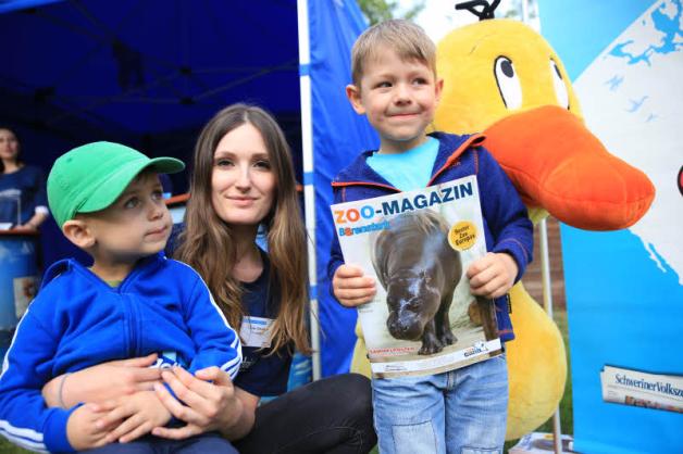 NNN-Mitarbeiterin Celine Graubaum schenkt Theodor (l., 3) und Gustav (4) ein Zoo-Magazin. 