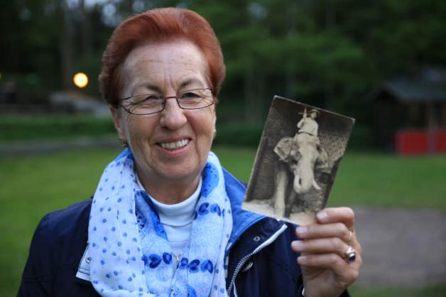 Rarität: Gisela Okuneck bringt eine Karte von 1957 vorbei, die ihre Oma einst zugeschickt bekam.