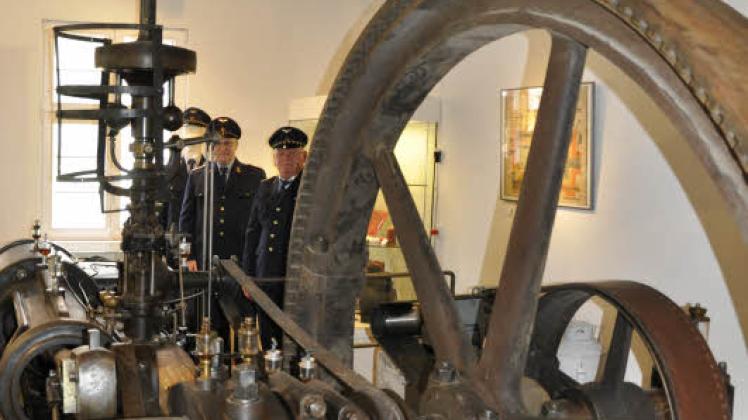 Edwin Vorrath (r.) und Lothar Labs präsentierten die neue Ausstellung zur Eisenbahngeschichte im Raum mit der Dampfmaschine von 1902. 