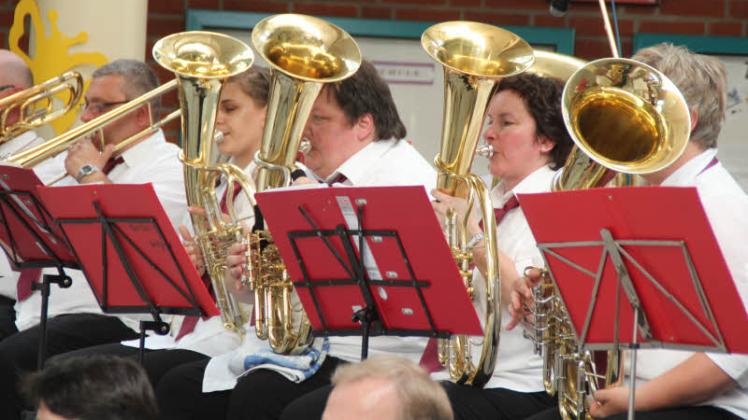 Drei Stunden musizierte das Blasorchester der Stadt Gadebusch im Rahmen des großen Jubiläumskonzerts im Gymnasium der Münzstadt. 