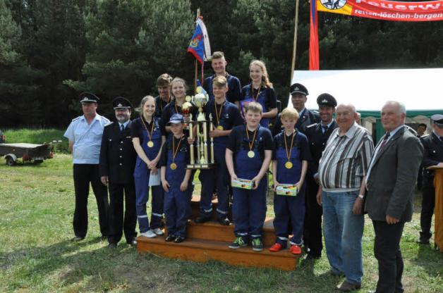 Allen Grund zur Freude hatten die Jungen und Mädchen der Jugendfeuerwehr Polz. Sie schafften das Triple in Folge und sicherten sich endgültig den Wanderpokal. Allen Grund zur Freude hatten die Jungen und Mädchen der Jugendfeuerwehr Polz. Sie schafften das Triple in Folge und sicherten sich endgültig den Wanderpokal.