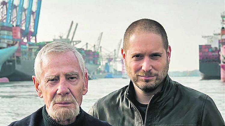 Die See ist sein Zuhause: Kapitän Jürgen Schwandt (l.) mit dem Autor des Buches „Sturmwarnung“ Stefan Krücken.