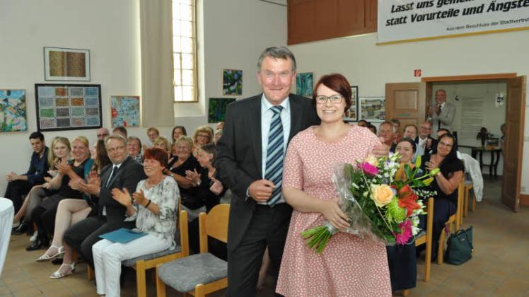 Anika Käding wurde durch Bürgermeister Wolfgang Geistert für ihr Engagement gewürdigt.  Fotos: Eckhard Rosentreter (4) 