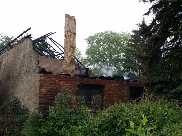 Das Haus in Zapel ist nach dem feuer nur noch eine Ruine. 