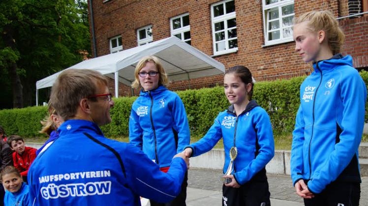 Gesamtleiter Andreas Wurm gratuliert den besten Mädchen über die 5.000 Meter: Joelina Raith (2./links), Jennifer Heise (Meisterin/Mitte) und Pia-Marie Arendt (3./rechts)  