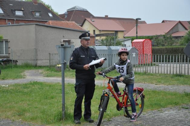Unter Beobachtung: Polizist Eckard Tackmann kontrolliert bei der Fahrradprüfung auf dem Goldberger Gelände nicht nur das Verhalten, sondern auch das Einhalten der Verkehrsregeln.