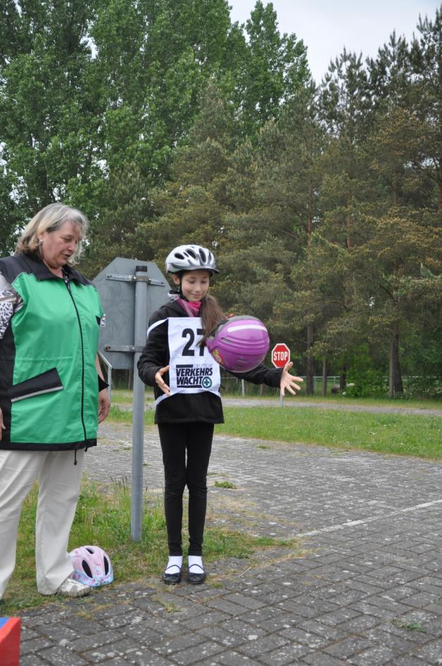 Narine (r.) zeigt gemeinsam mit Andrea Bartz von der Kreisverkehrswacht Parchim, warum ein Fahrradhelm wichtig ist. 