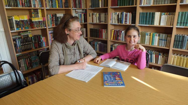 Unterricht am Nachmittag: Eleonora Meyerzon vom Verein „Wissen“ hilft auch der siebenjährigen Emily Sidykh Russisch, also die Muttersprache ihrer Eltern und Großeltern, zu lernen.   