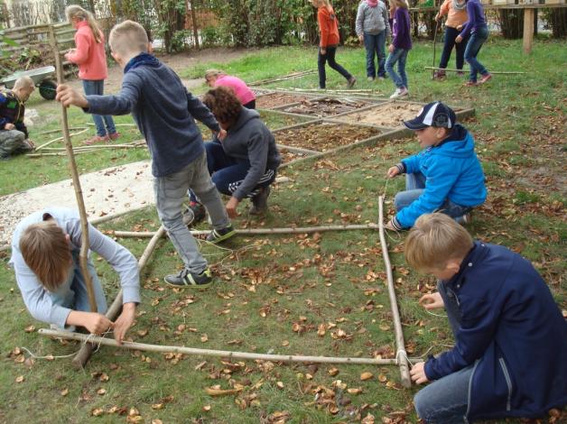 Im Schulgarten haben die Kinder unter anderen einen Kubikmeter aus Zweigen gebaut. Außerdem gibt es dort einen Barfußpfad. Im Schulgarten haben die Kinder unter anderen einen Kubikmeter aus Zweigen gebaut. Außerdem gibt es dort einen Barfußpfad.