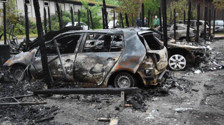 Mehrere Autos gingen vor einer Woche in Rüting bei Mühlen Eichsen in Flammen auf. Es war der fünfte Brand in elf Tagen in dem Dorf.