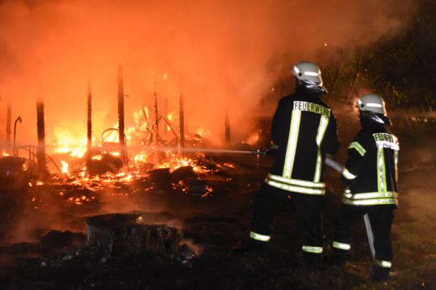 40 Feuerwehrleute waren im Einsatz, um das Carport und die brennenden Autos zu löschen.  Fotos: karl-ernstschmidt  