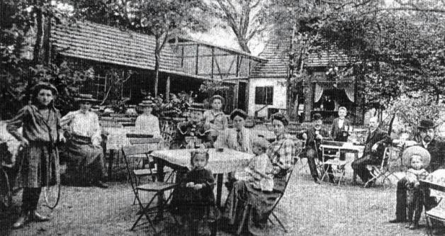 Die „Fähre“ war vor 100 Jahren ein beliebtes Ausflugslokal. Jetzt soll an gleicher Stelle am Südzipfel des Schweriner Sees wieder Gastronomie angesiedelt werden.  