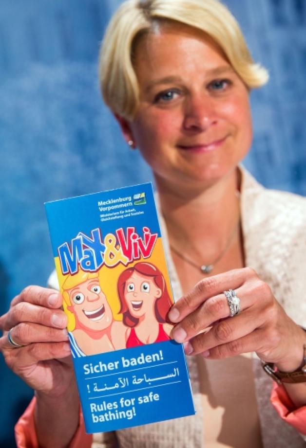 Sozialministerin Birgit Hesse (SPD) präsentiert den Flyer zu Baderegeln in MV.  