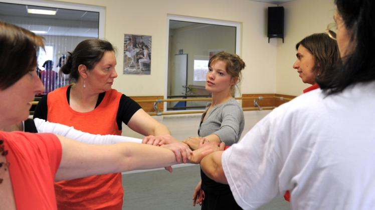 Die Tanzpädagogin Anne Gieske arbeitet in Potsdam mit Multiple-Sklerose- Erkrankten an einer Choreographie. Tanz kann die ganze Spannbreite menschlicher Gefühle ausdrücken.  