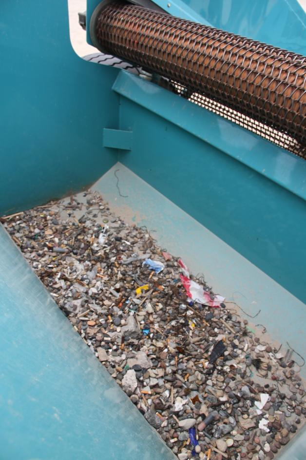 Bei einer Vorführung von nur wenigen Metern siebte die Maschine diese Menge Müll aus dem Strandsand. 