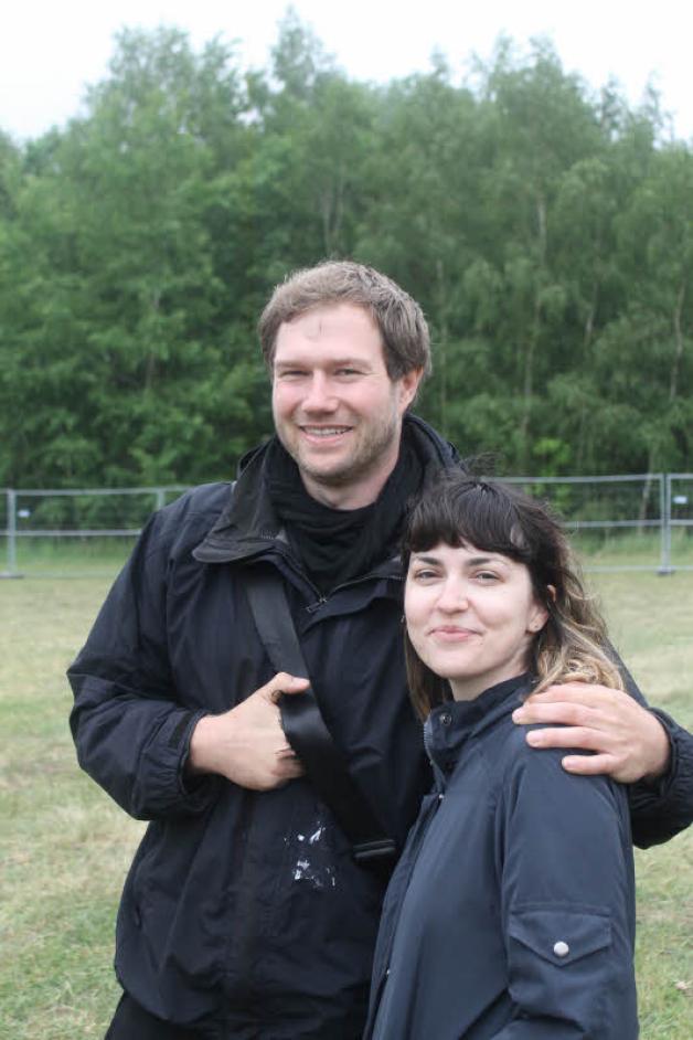 Mitorganisator Lukas Tomko mit der Warschauerin Ewa Pietrcziewicz, die sich in Jesendorf um die DJs und Musiker kümmert.