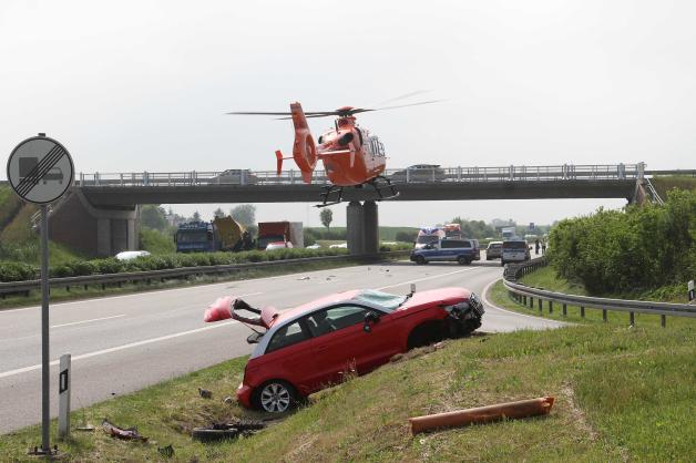 Schwerer Crash auf A 20 bei Rostock-Südstadt: Vier Autos krachen bei zwei Unfällen ineinander - 2 Verletzte - Stau