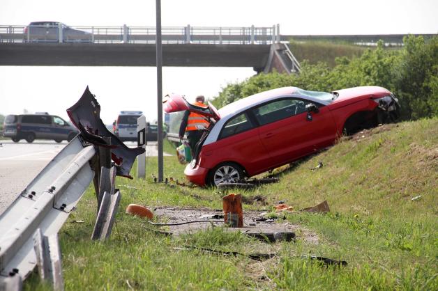Schwerer Crash auf A 20 bei Rostock-Südstadt: Vier Autos krachen bei zwei Unfällen ineinander - 2 Verletzte - Stau