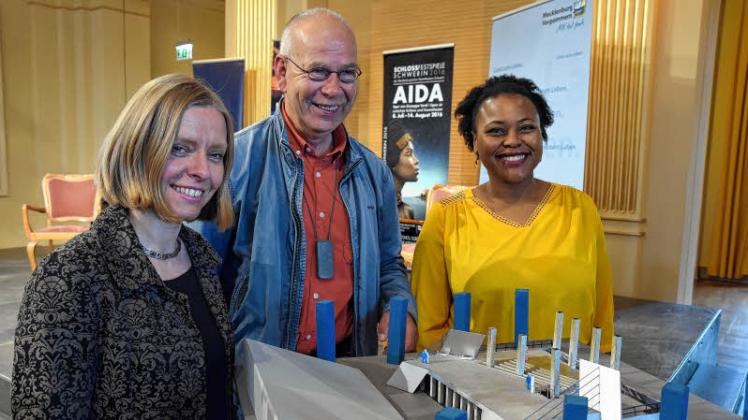 Yannick-Muriel Noah (r.) wird in der Rolle der Aida zu erleben sein. Intendant Joachim Kümmritz und Operndirektorin Dr. Ute Lemm freuen sich schon darauf.  