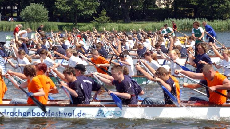 Der Drachenbootsport ist in Schwerin beliebt wie eh und je. Beim Wettstreit der Schüler auf dem Faulen See legen sich jedes Jahr hunderte Mädchen und Jungen ins Zeug.  