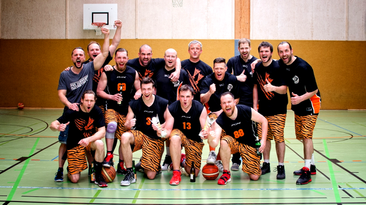 Die PSV-Basketballer jubeln nach der gewonnenen Meisterschaft. 