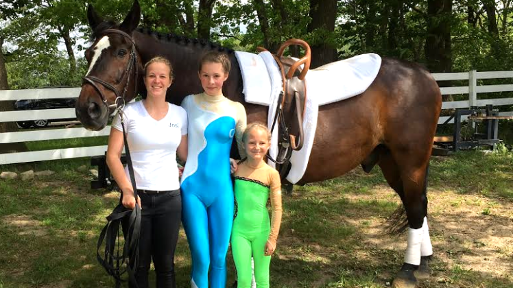 Trainerin Josephine Korschen und die Sportlerinnen Tamara Biallas, Nila Lange sowie Pferd Akardo von der TSG Schönberg sind mit ihrem Start in die Turniersaison zufrieden.  