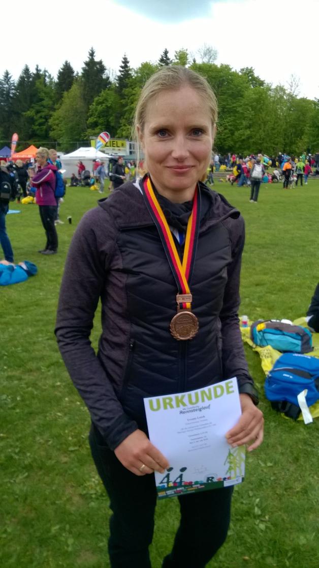 Die Perlebergerin Yvonne Loock belegte beim Halbmarathon in ihrer Altersklasse W35 Platz drei.  Fotos: privat 