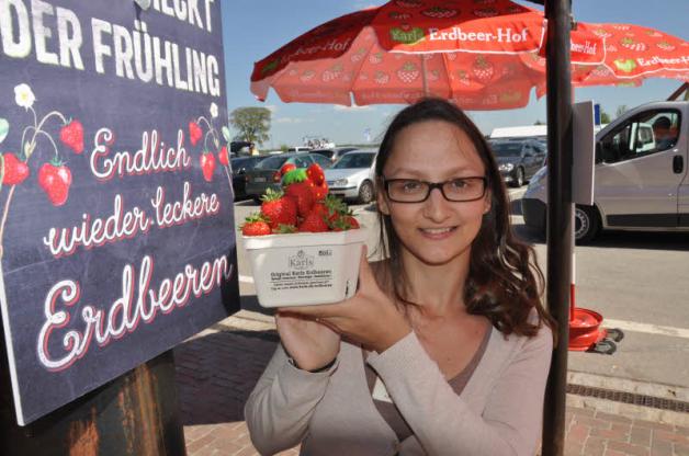 Endlich wieder leckere Erdbeeren: Als Karlsianer genießt Jaana Trebesius täglich die süßen Früchte.  Fotos: josefine rosse 