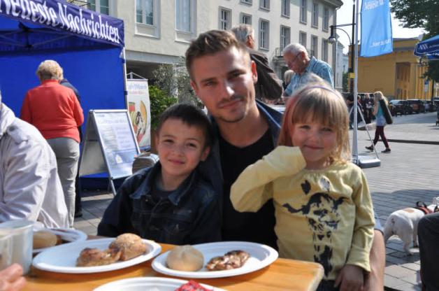Einen Snack ließen sich auch Fabian (l.) und Jasmin Schwark mit Vater Sascha schmecken.