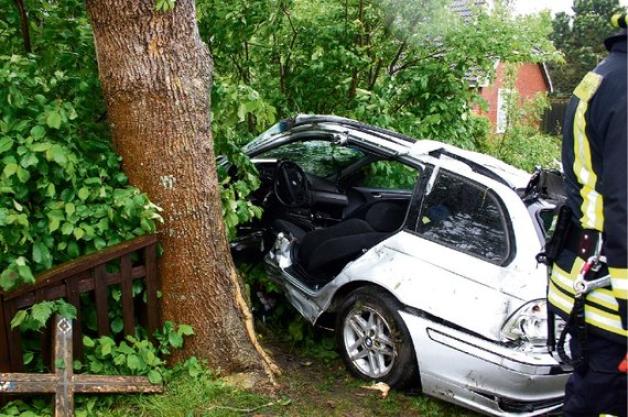 Trotz Tempolimit überholt - Auto Kracht Gegen Baum | SHZ