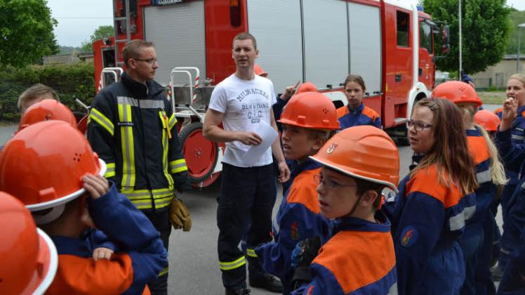 Gibt den Ton an: Wenzel Hartmann (M.) ist neuer Jugendwart der Freiwilligen Feuerwehr Warin. Stephan Buchs (l.), stellvertretender Wehrführer, hatte die Aufgabe vorläufig übernommen.  