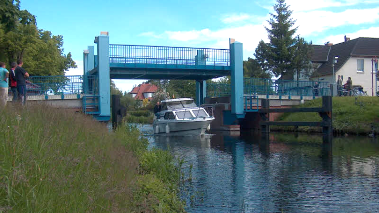 Die Plater Hubbrücke ist ein Wahrzeichen des Ortes. In der Urlaubssaison herrscht hier stets viel  Verkehr. 
