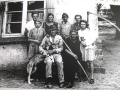 In Klein Breese bei Güstrow wird Kurt Teichmeier (hinten rechts) 1946 mit seiner Familie „ausgesetzt“. Man zwingt ihnen eine Neubauernstelle auf. Doch das Elend geht weiter. 