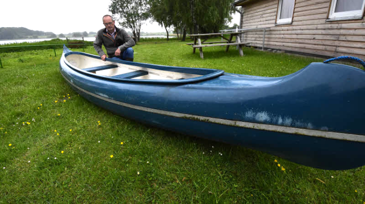 Burkhard Michaelis mit dem sichergestellten Kanu am Röggeliner See 