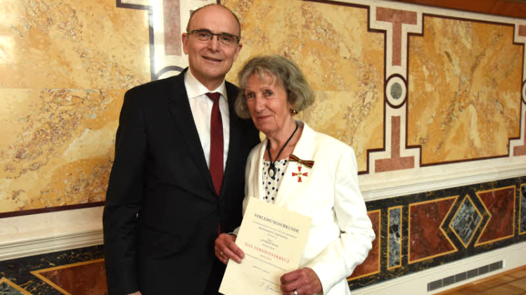 Annerose Wendt erhielt gestern von Erwin Sellering das Bundesverdienstkreuz.  