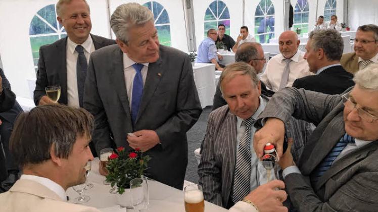 Bundespräsident Joachim Gauck nimmt die Einladung von Mecklenburger Bürgermeistern zu einem Glas Bier an: Horst-Dieter Keding (Sukow, l.), Bernd Dikau (Lohmen, 2.v.r.) und Wolfgang Hilpert (Lewitzrand, r.) waren dabei. 