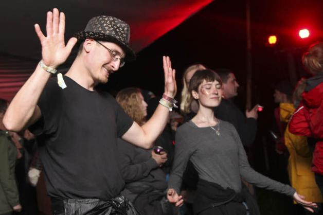 Dennis aus Hamburg war der Erste, der in diesem Jahr das Festivalgelände betreten durfte. Das wurde natürlich euphorisch bis in die Morgenstunden gefeiert. Dennis aus Hamburg war der Erste, der in diesem Jahr das Festivalgelände betreten durfte. Das wurde natürlich euphorisch bis in die Morgenstunden gefeiert.