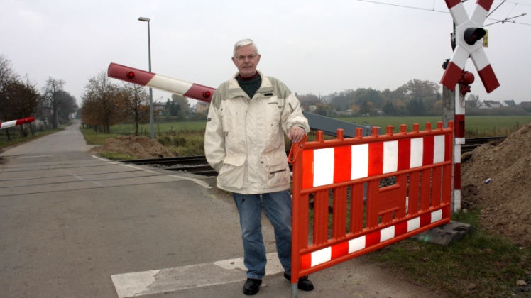 Bürgermeister Hans-Joachim Lang an einem der Bahnübergänge in Kassow vor der Sanierung.  