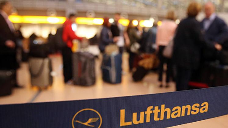 Wartende Lufthansa-Passagiere am Flughafen Hamburg: Am Montag wollen die Mitarbeiter der Airline auch hier streiken. Foto: dpa